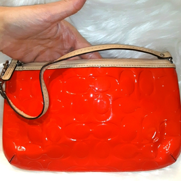 L@@K- Rare~COACH "Peyton" Large Striking Red Signature Embossed Leather Wristlet - Picture 6 of 16